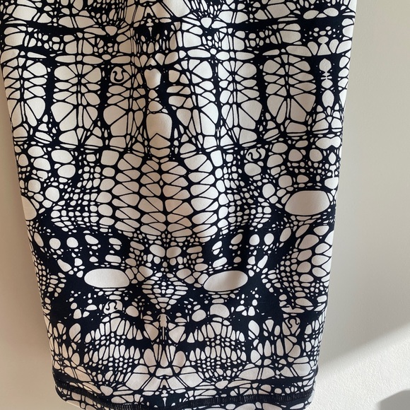 Lululemon Power Y lined Tank in Glacier Lace pattern - Picture 4 of 7